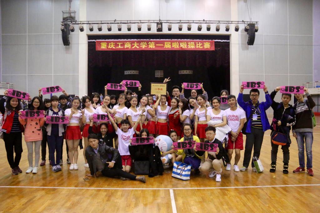 国商拉拉队代表队与我们观众合影