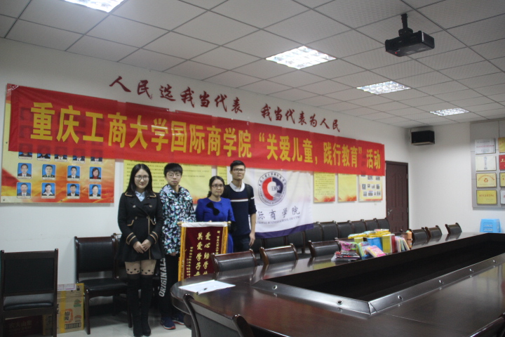 我们学生与工作人员合影